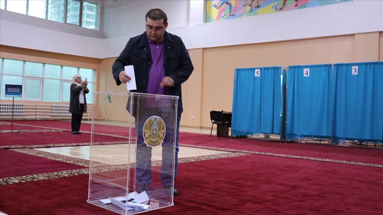 哈萨克斯坦人为总统选举进行投票