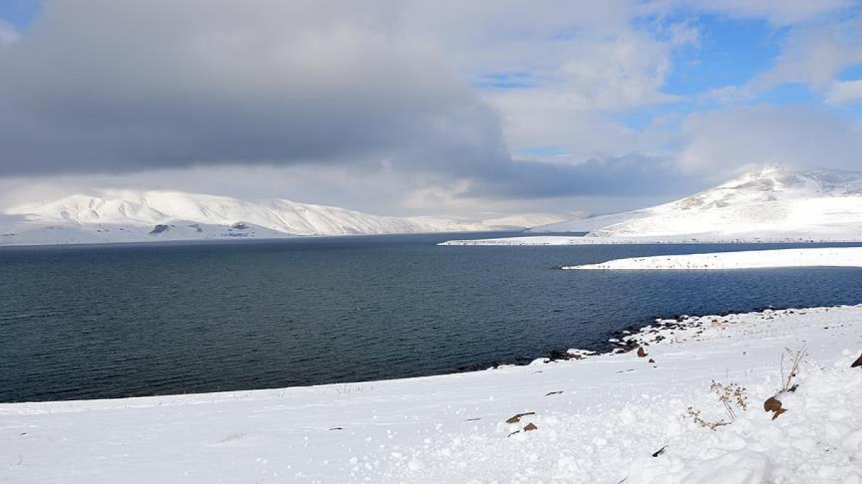 土耳其鱼湖被冰雪覆盖