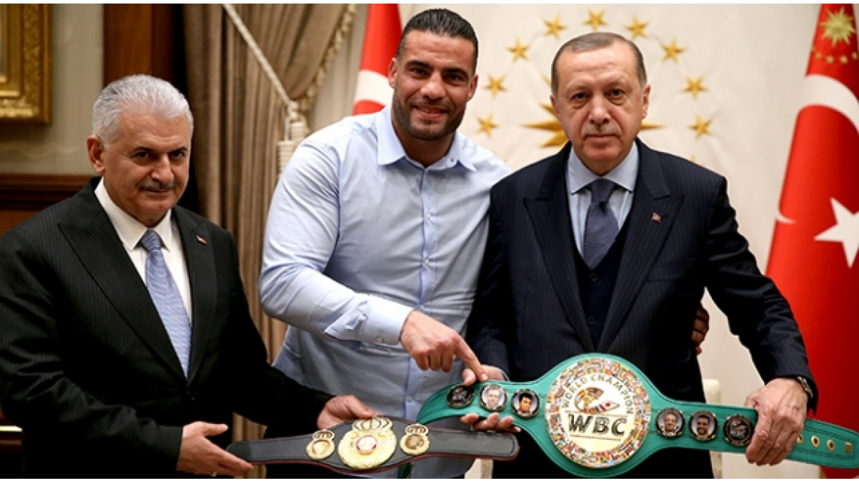 Ердоган прие в двореца световния шампион по бокс...