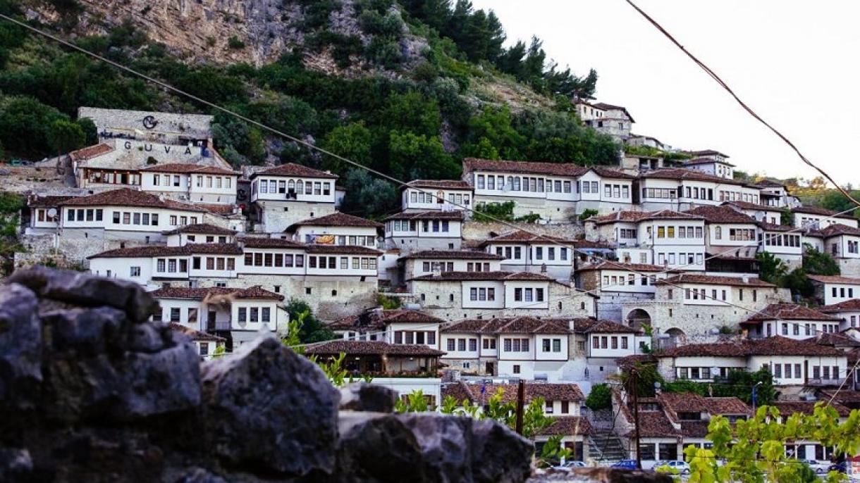 Shqipëri – Banesat “monument kulture” të Beratit po kthehen në identitet