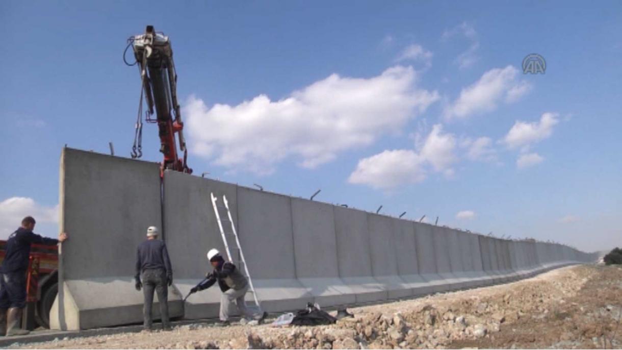 Бетонна стена по границата със Сирия...