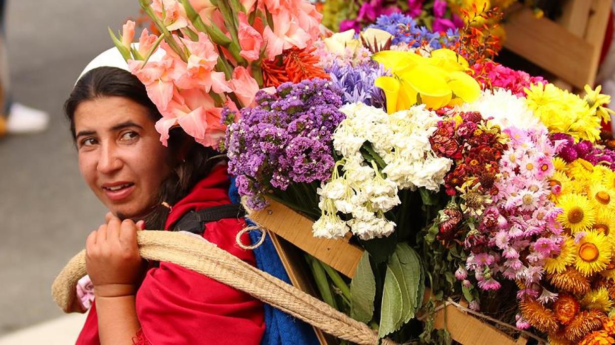 哥伦比亚举行花节 场面热闹非凡
