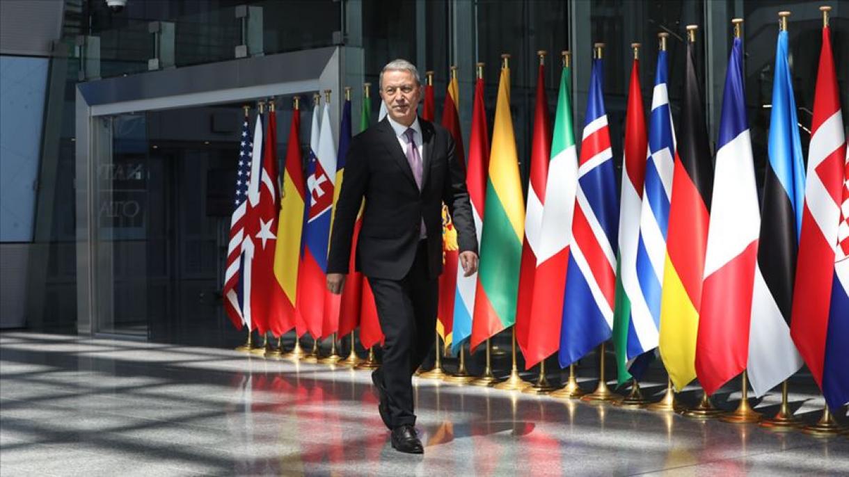 Hulusi Akar está en Bruselas para la Reunión de los Ministros de Defensa de la OTAN