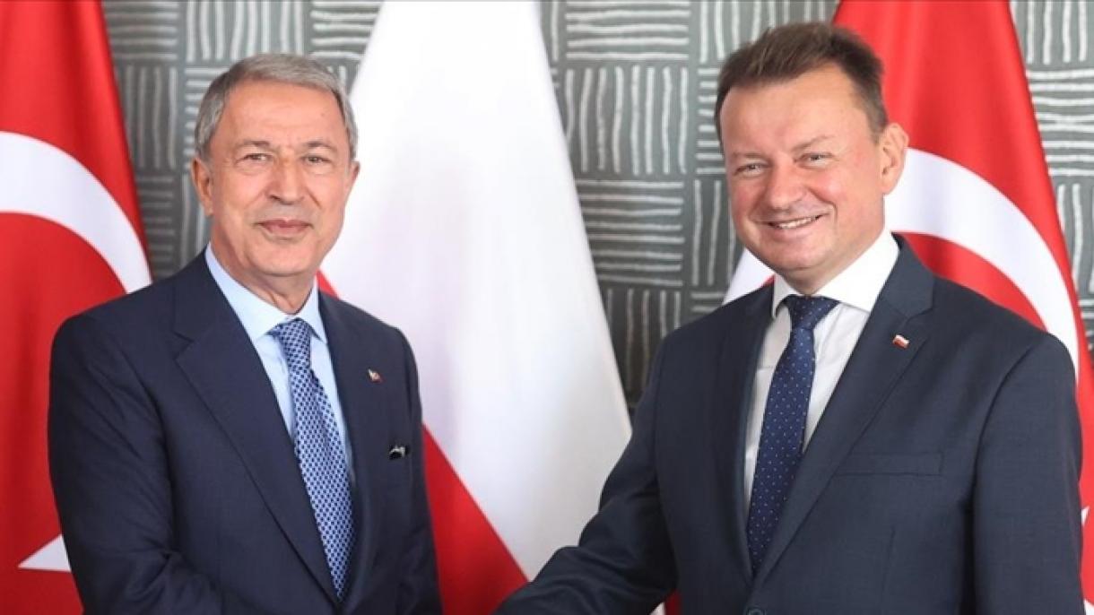 دیدار و گفت‌وگوی وزیران دفاع ترکیه و لهستان