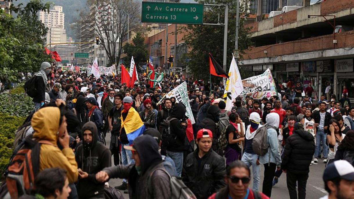 哥伦比亚学生举行反政府示威活动