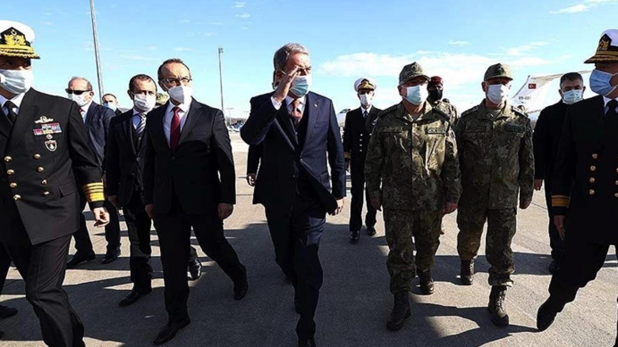 Hulusi Akar Dəniz Donanması Komandanlığının yeni təyyarəsində tədqiqat aparıb