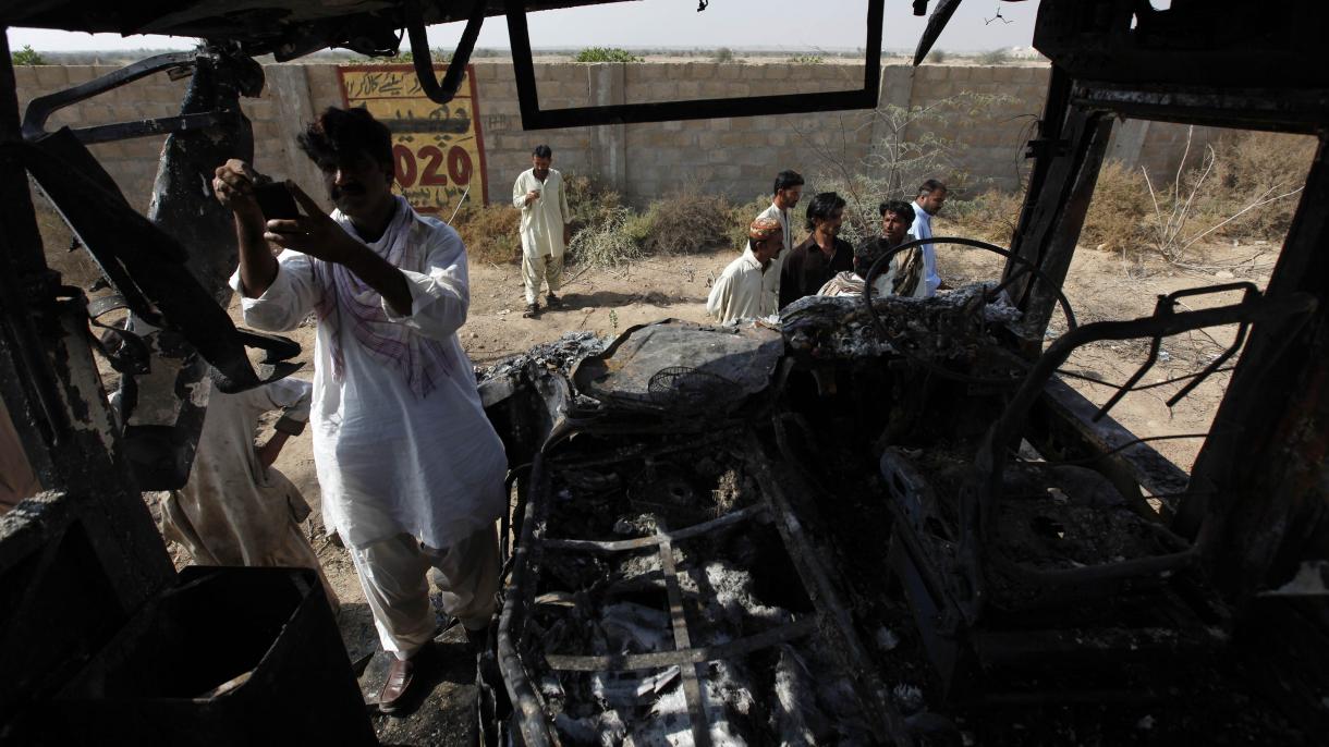 巴基斯坦一油罐车翻车后爆炸 122人丧生