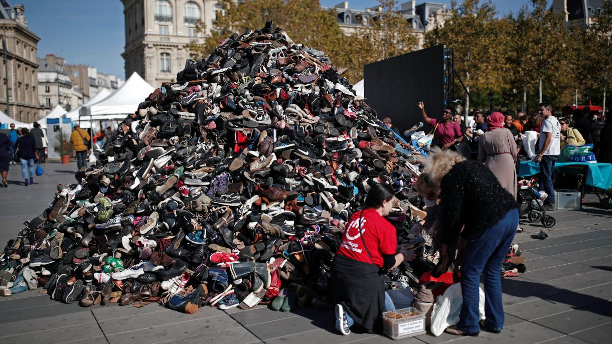 هرم کفش در فرانسه برای اعتراض به جنگهای بمبی