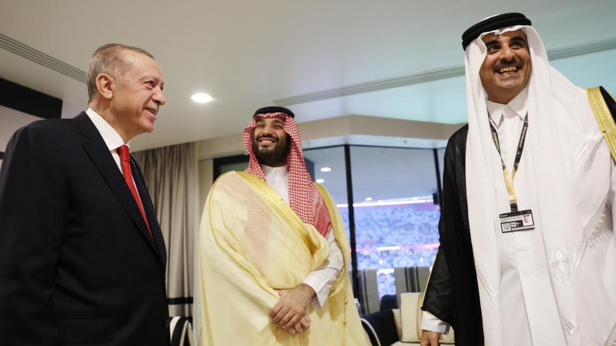 Il presidente Erdogan parla e stringe la mano con leader mondiali a Doha