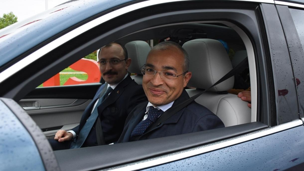 رانندگی وزیر اقتصاد آذربایجان با خودروی "توگ"