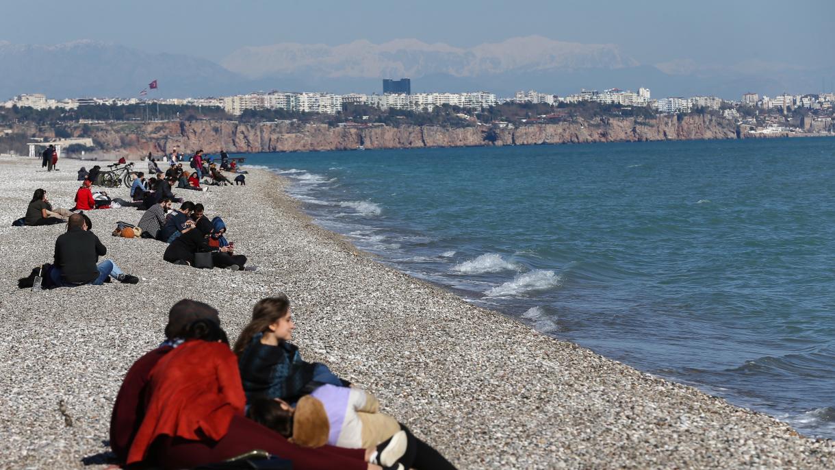 冬日的安塔利亚海滩吸引大批游客