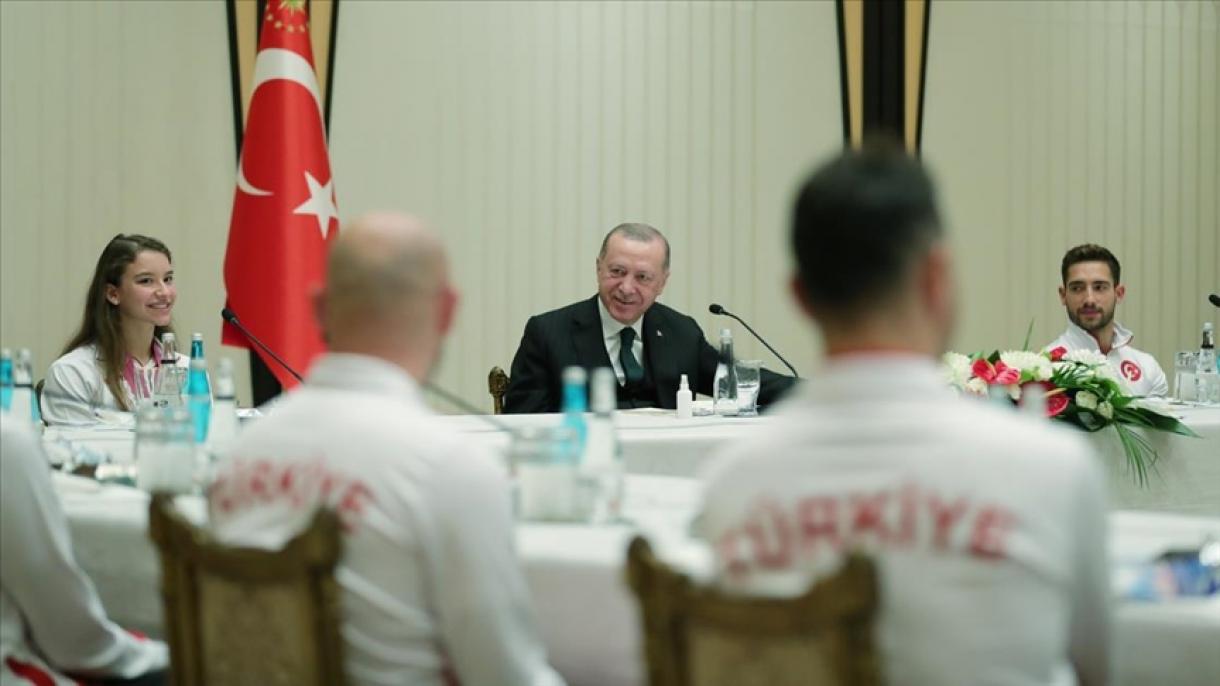 ئەردوغان گىمناستىكا ماھىرلىرى بىلەن كۆرۈشتى