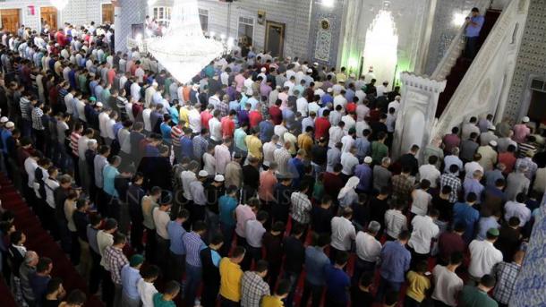 ئىمان ئېيتقان ۋە ياخشى ئەمەللەرنى قىلغانلارغا بېرىلىدىغان مۇكاپات