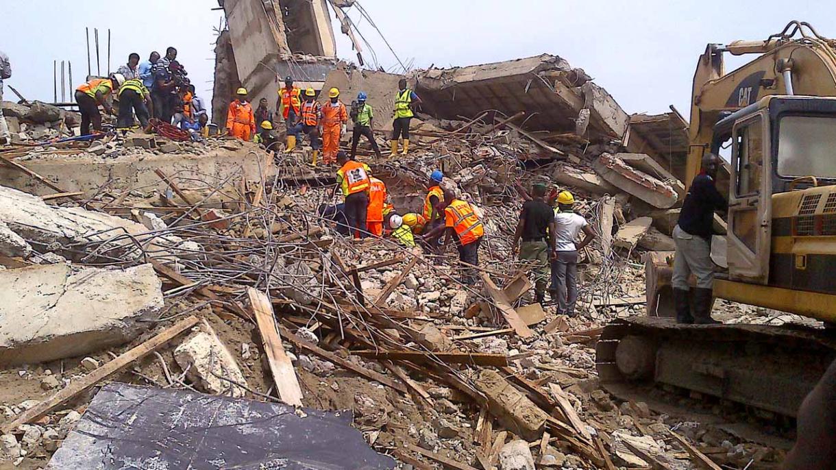 Hay más de 100 personas atrapadas bajo los escombros del edificio colapsado en Nigeria