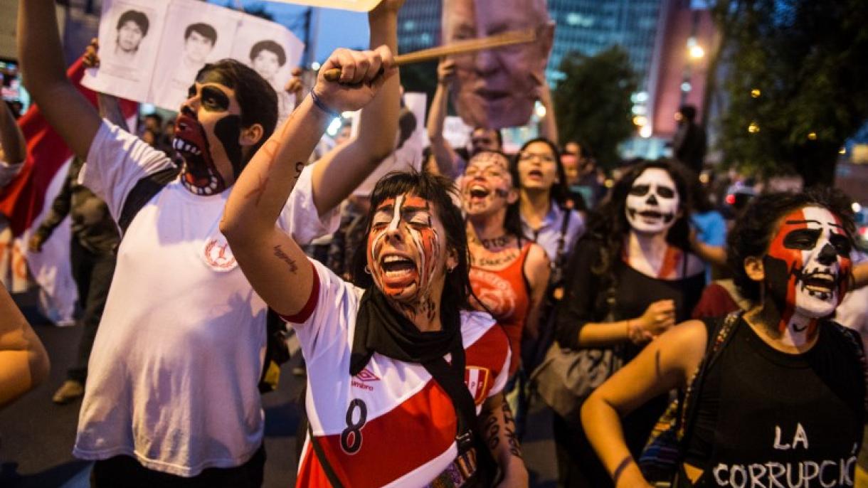 Milhares de peruanos enchem ruas para protestar contra o perdão de Fujimori