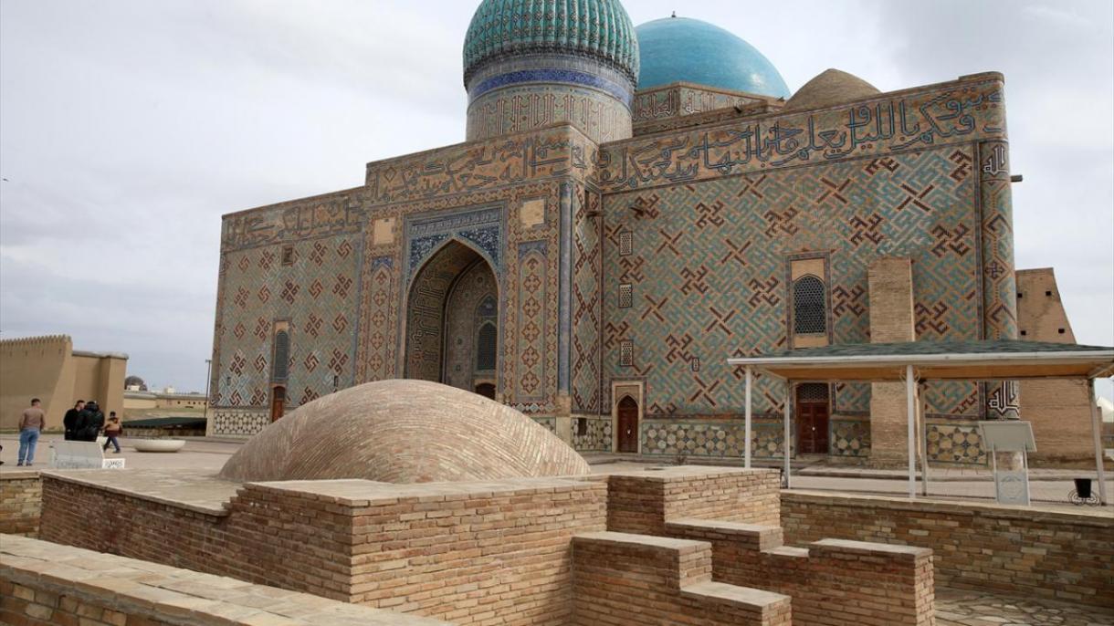 تۆرکیستان- نورافشان آراسیندا توریسم اتوبوسی قاتنادیلار