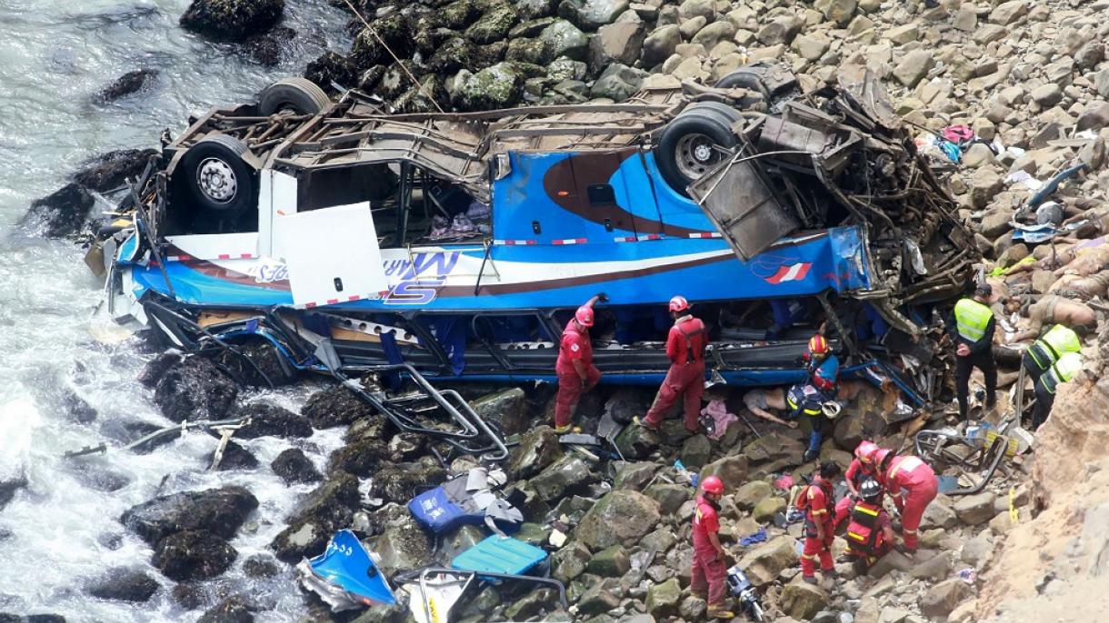 Caída de autobús a un abismo deja decenas de muertos en Perú