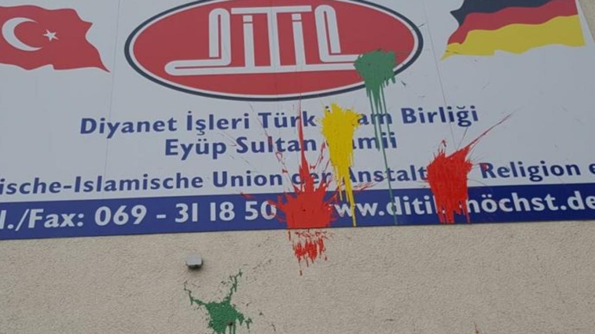 Германияда мешіттерге шабуыл жасалды