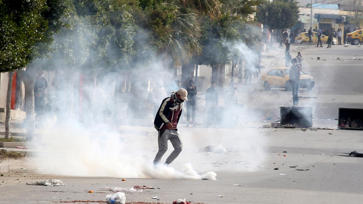 突尼斯示威游行持续进行18人被逮捕