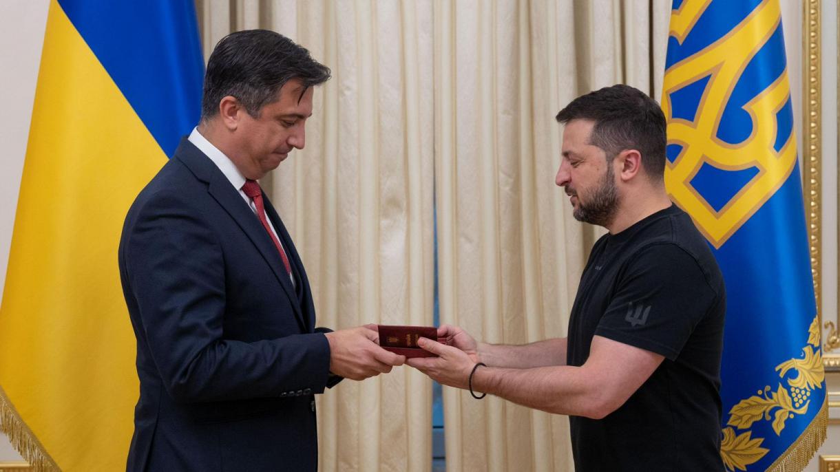 Zelensky consegna all’ambasciatore di Turkiye a Kiev l'Ordine al merito di secondo grado