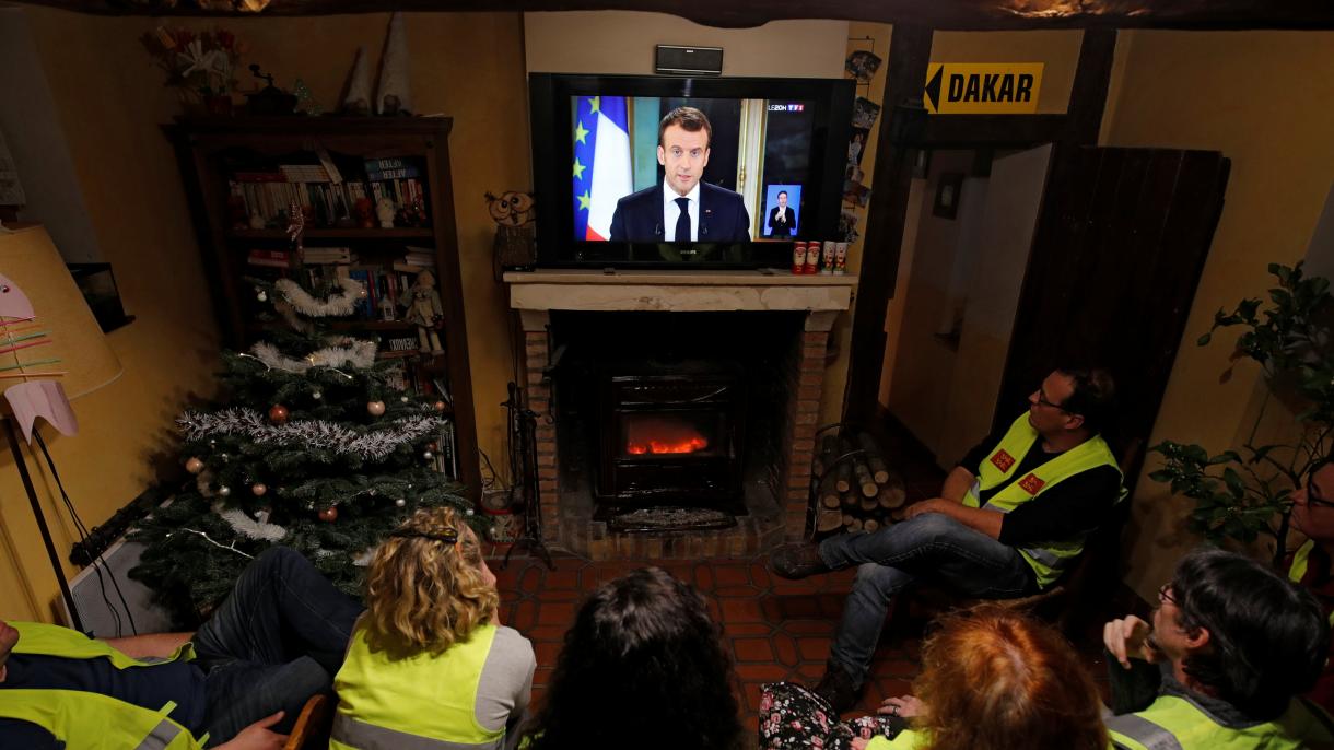A francia köztársasági elnök gazdasági és szociális rendkívüli állapotot hirdetett ki
