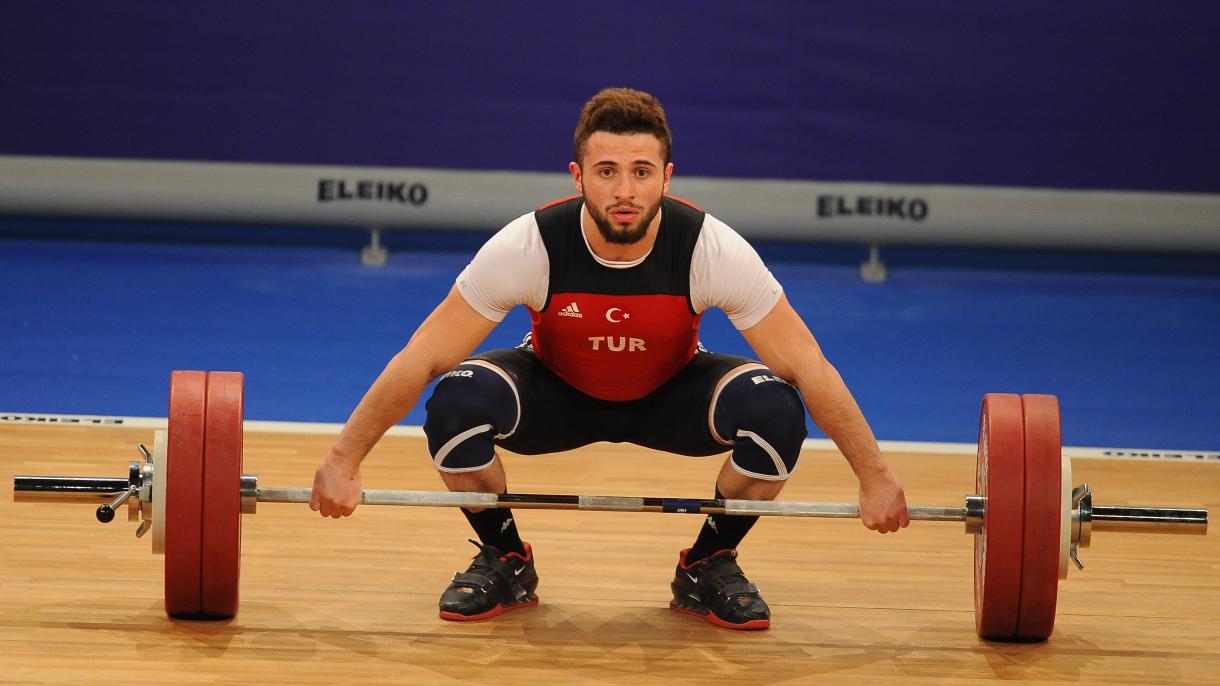 Deportista turco gana medalla en el Campeonato de Halterofilia de Europa