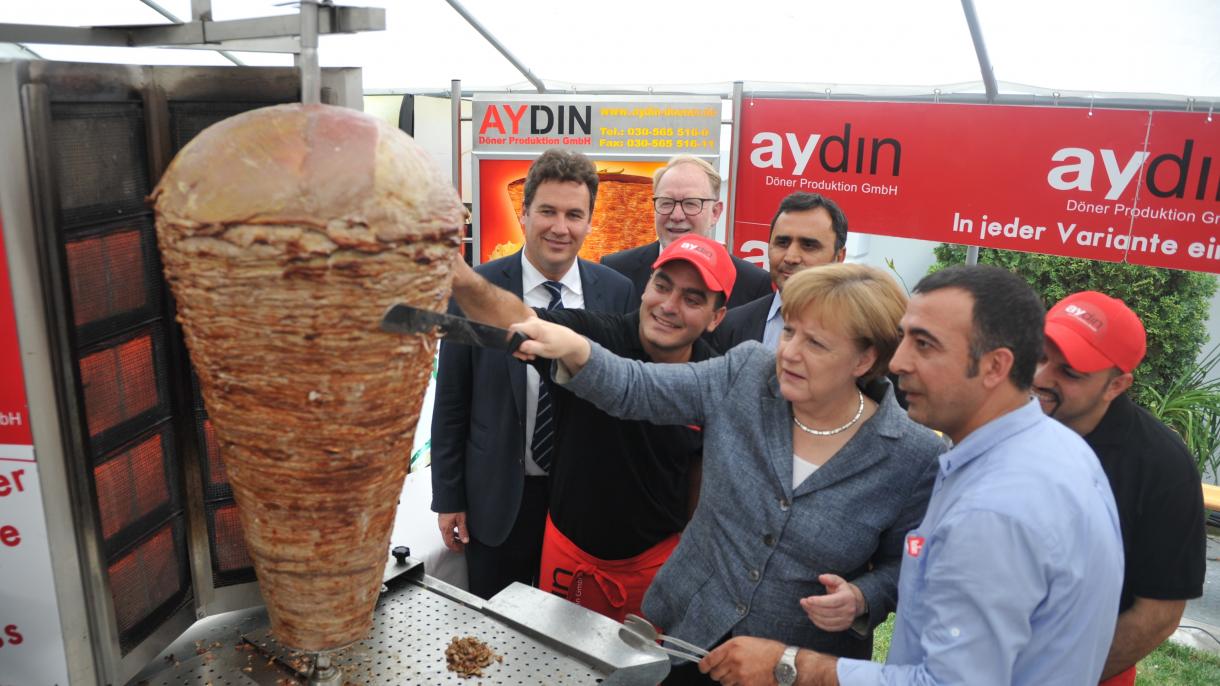 almanya başbakanı angela merkel, döner kesti.jpg