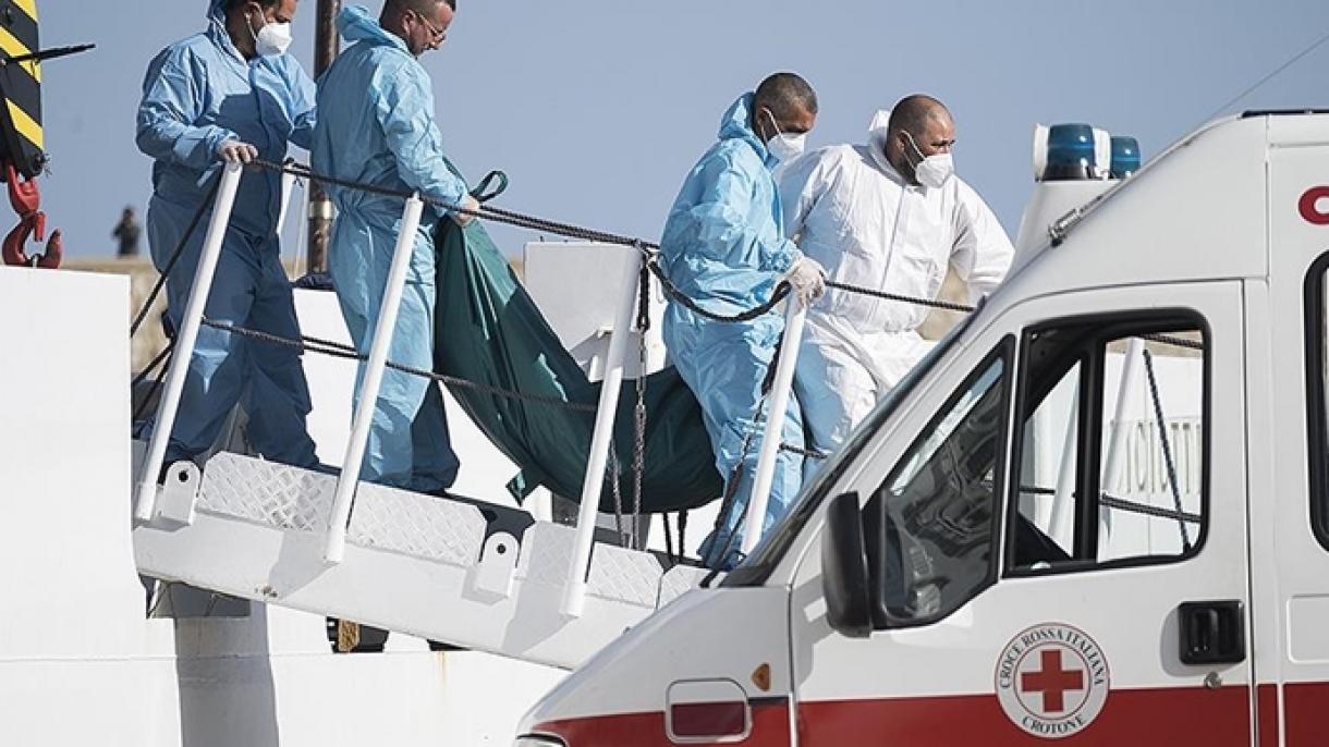 Más de 40 víctimas mortales al hundirse un bote con refugiados a bordo en Italia
