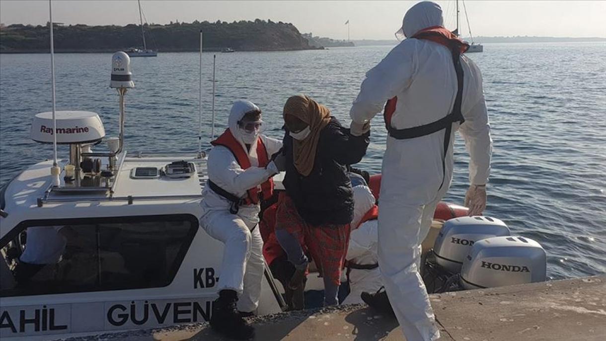 Guardacostas de Turquía rescata a refugiados empujados por Grecia