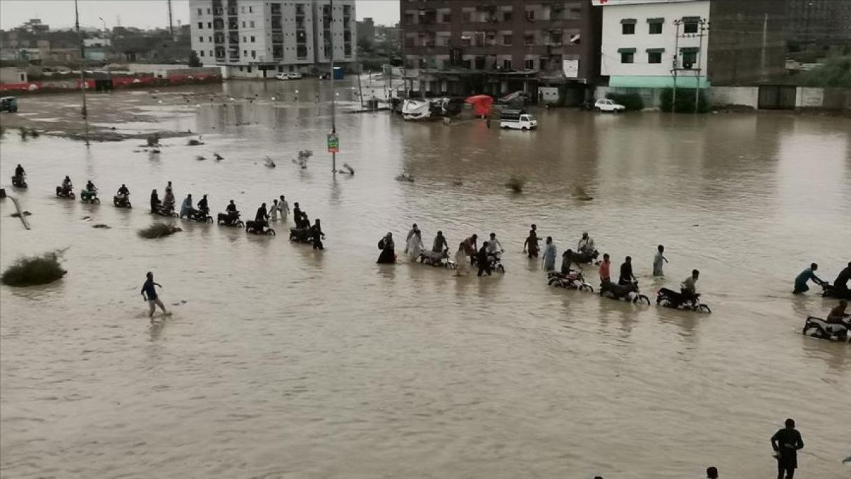 Nas enchentes no Paquistão, 4 pessoas perderam a vida, incluindo 2 crianças