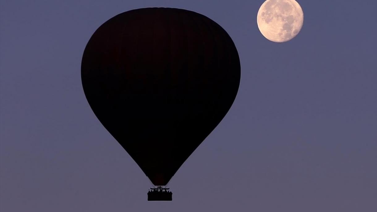 Un globo aerostático se incendia en el aire en Teotihuacán, México