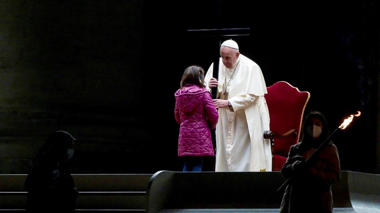 El papa Francisco dirige el Vía Crucis en la Plaza de San Pedro