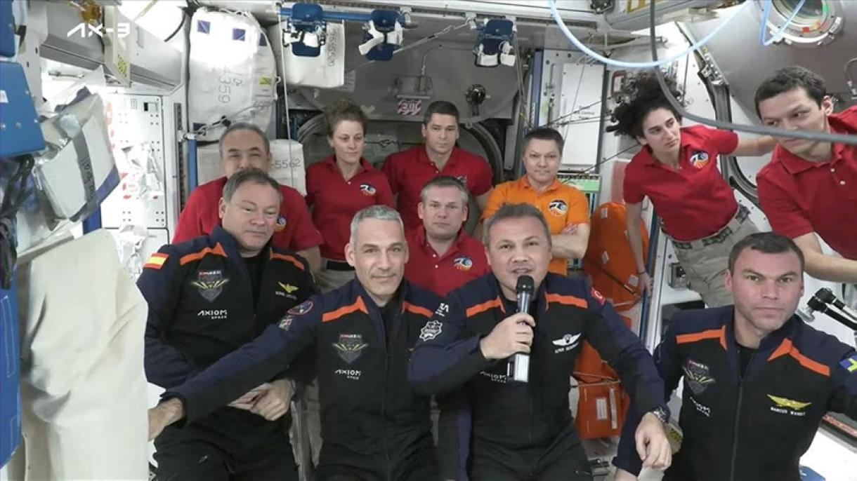 Гезеравжы да орун алган Ax-3 командасын Эл аралык космос станциясында тосуп алышты