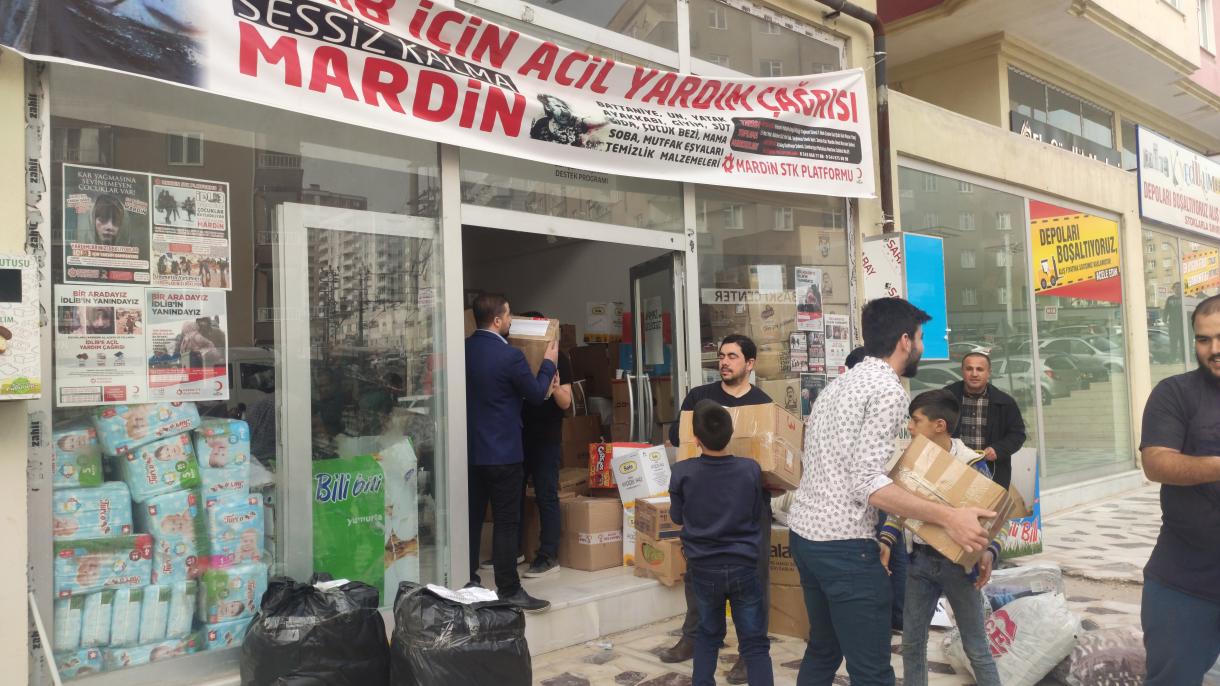 马尔丁民间社会组织筹集4辆货车人道援助物资送往伊德利卜
