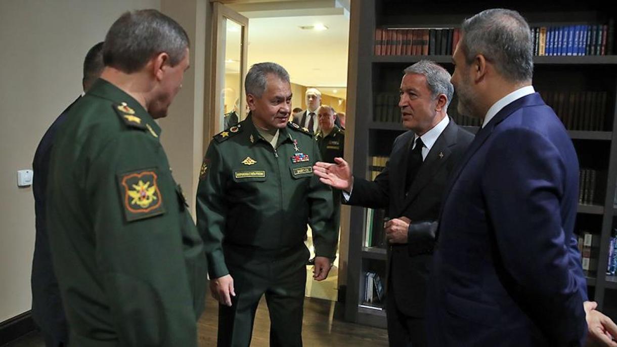 Ministros de Defensa turco y ruso tratan la situación en Siria