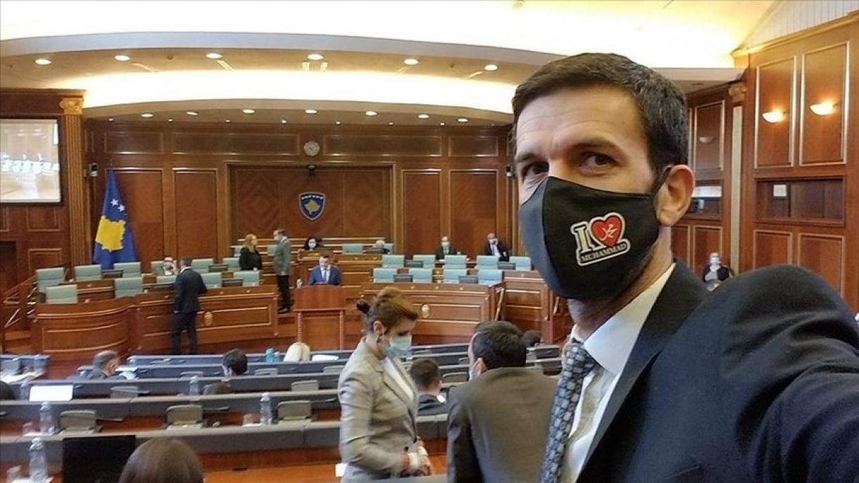 Wakil Kosovo Menghadiri Sesi Majlis dengan Topeng Bertuliskan 'I love Muhammad'