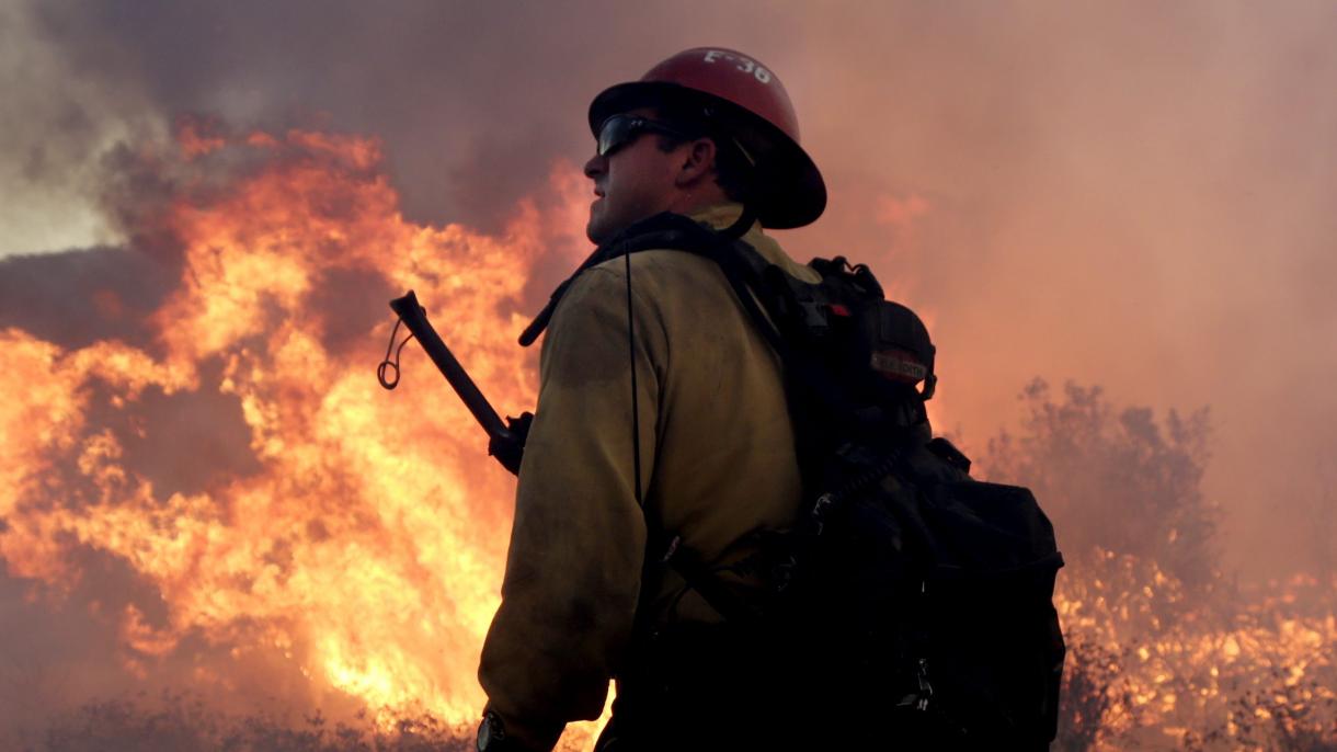 美国加州大火肆虐严重威胁居民住宅