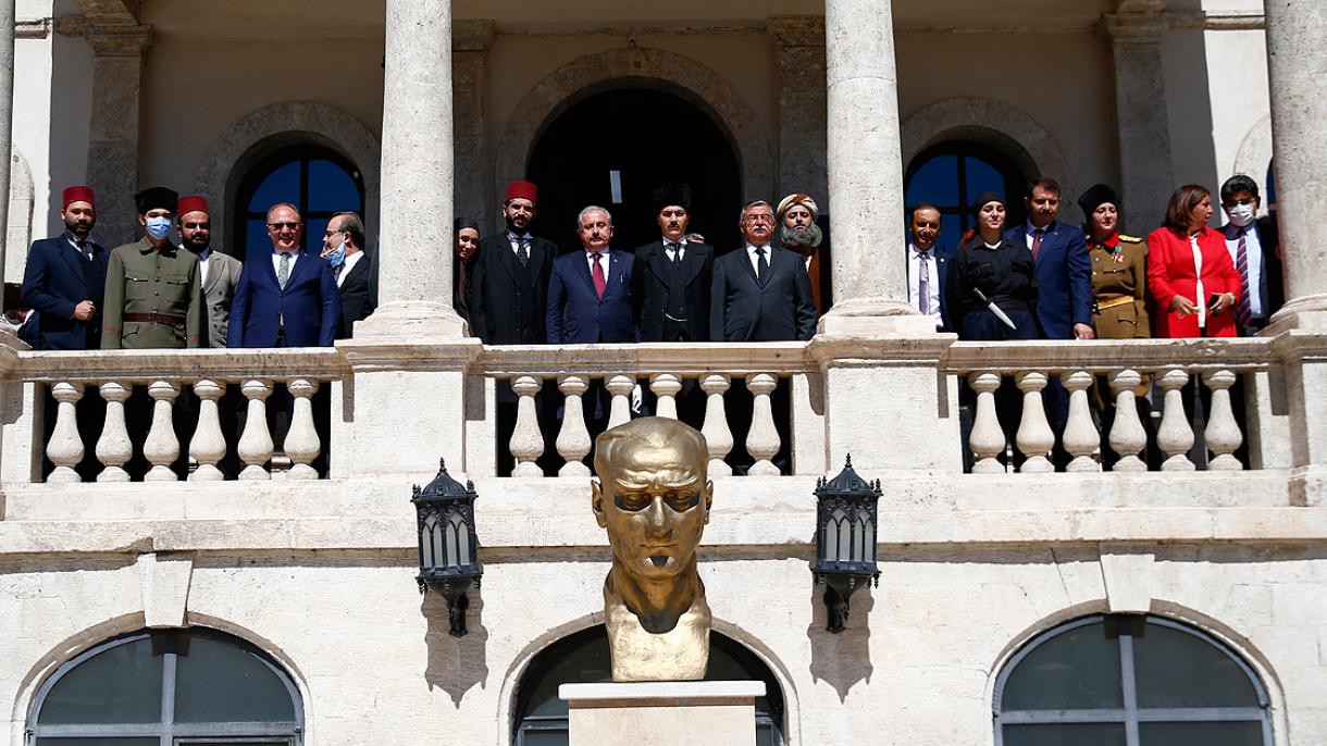 Sentop dépose une gerbe au monument d'Ataturk à l'occasion du 102e anniversaire du Congrès de Sivas