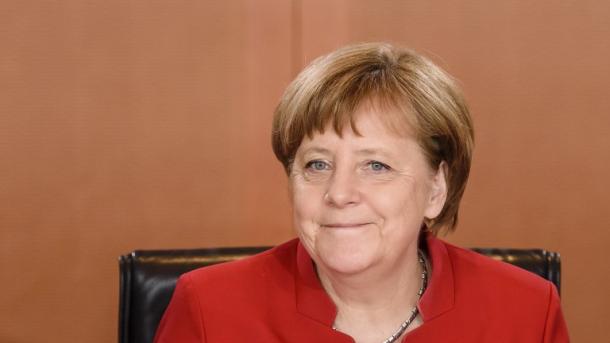 Merkel veut lutter contre la montée du FN en France, une "ingérence" pour Marine Le Pen