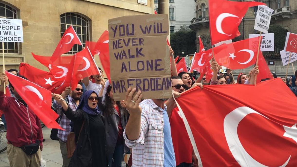 türk öğrenci birliği bbc'yi protesto etti. londra.jpg