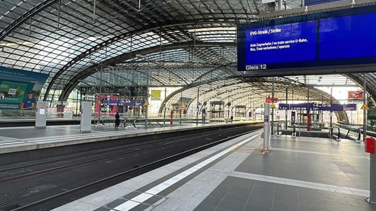 Megbénult a vonatközlekedés Németországban sztrájkok miatt