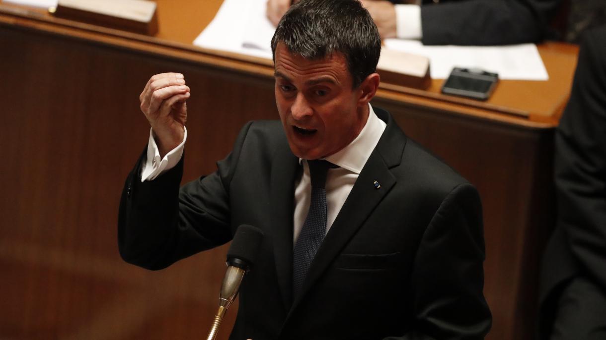 France: Valls soutient les maires qui interdisent le burkini