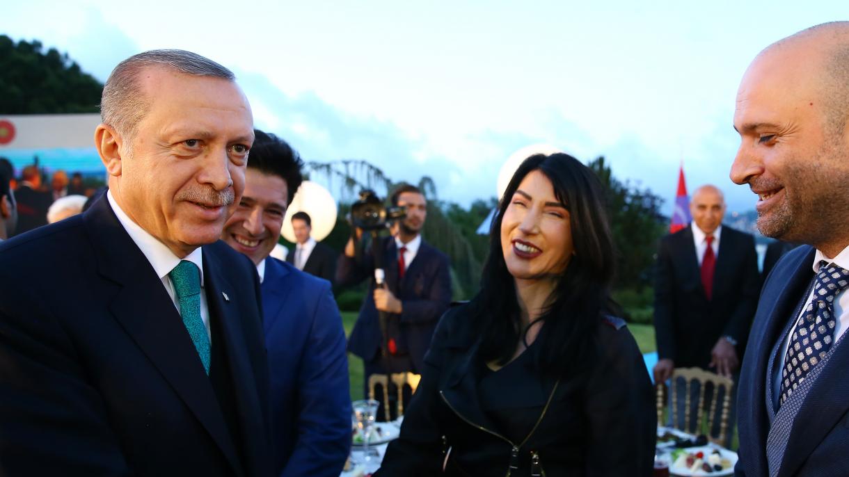 hande yener.jpg