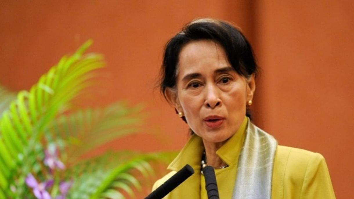 Aung San Suu Kyi, a líder de Myanmar, visita pela primeira vez Arakan