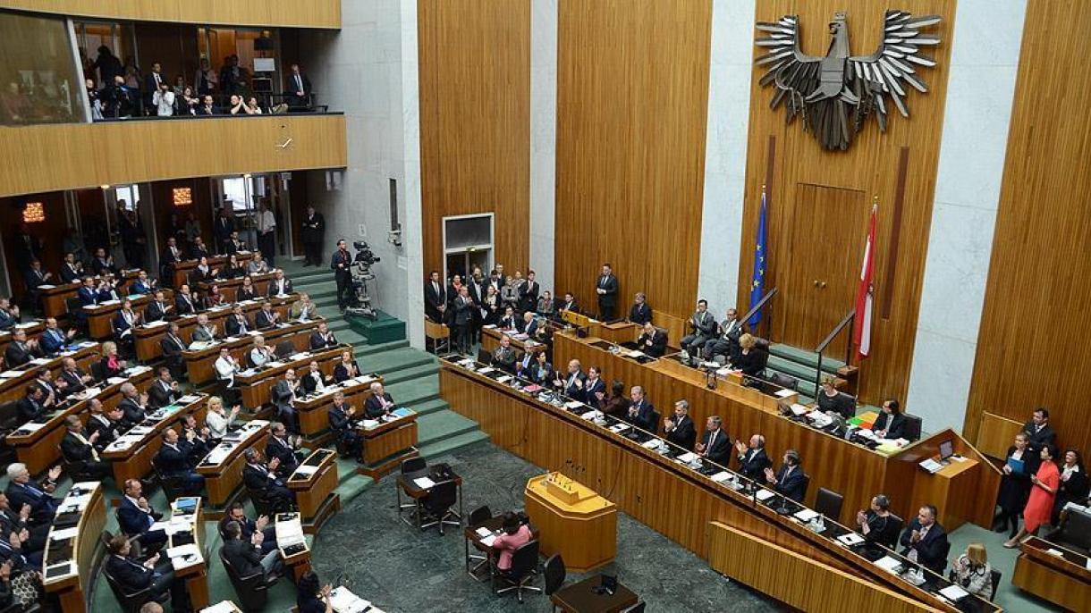 Avstriyada miqrantlarla bağlı yeni qanun imzalanıb