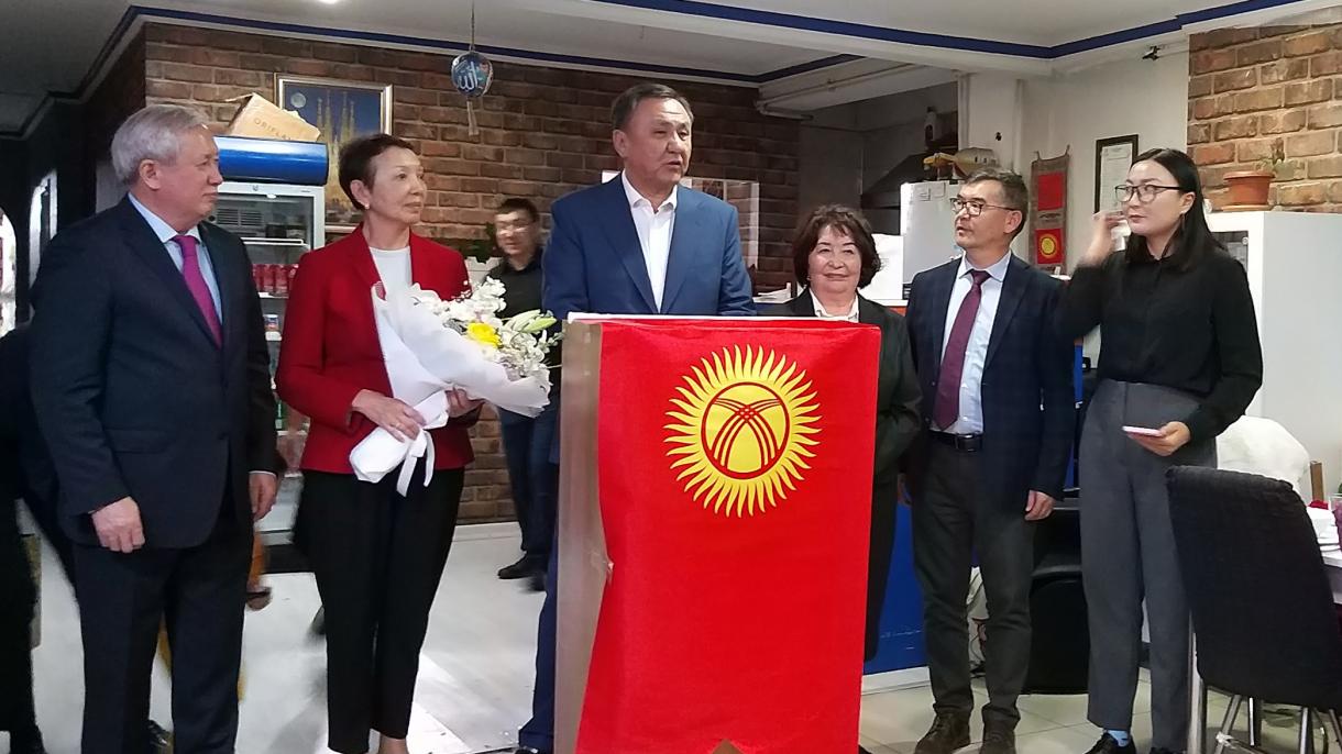 Элчи Өмүралиевди Анкарадагы мекендештери жылуу узатышты