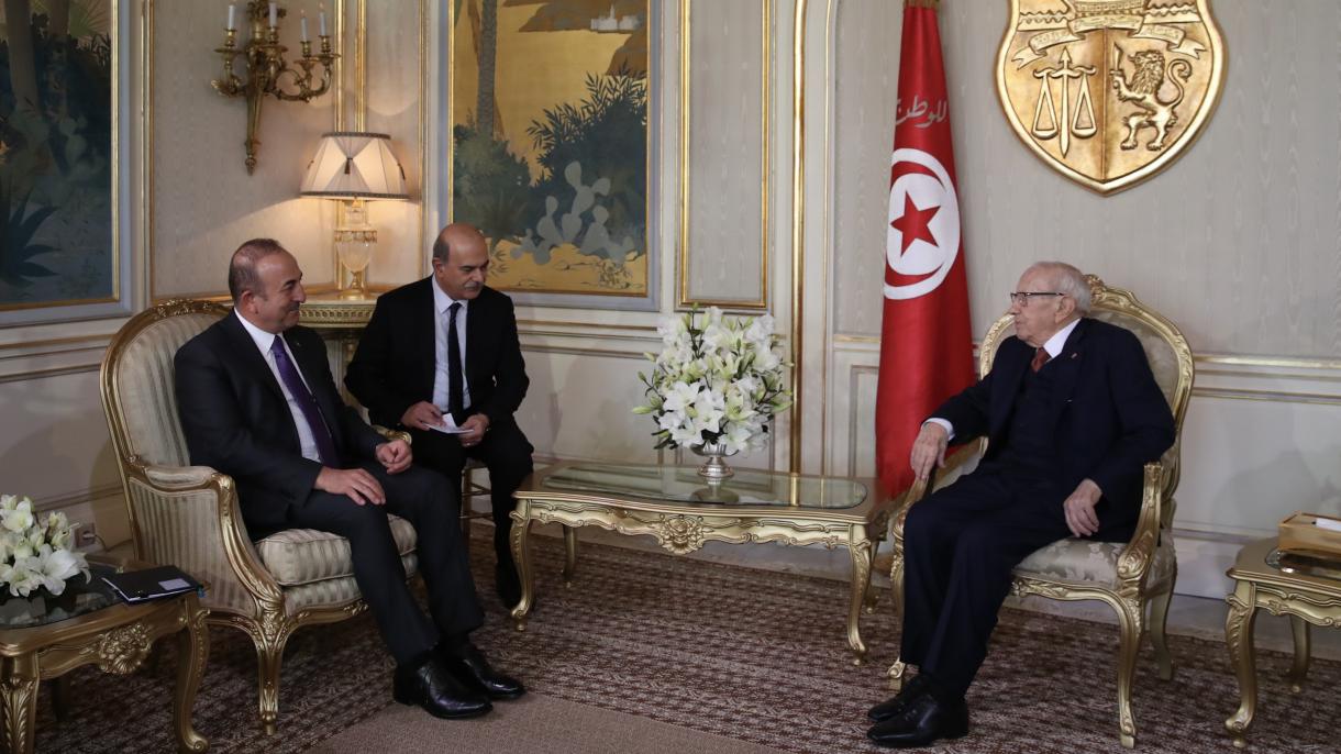 O Ministro Çavuşoğlu se reuniu com o presidente da Tunísia Al Baci Kaid as Sibsi