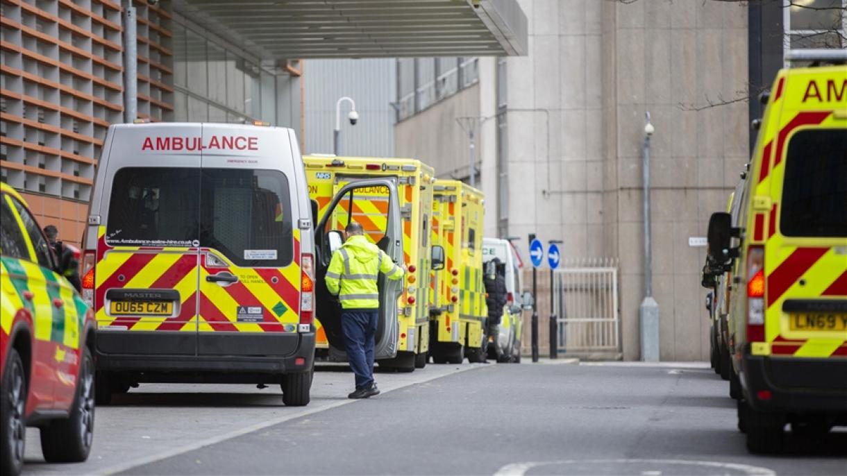 英国救护车员工因工资纠纷举行罢工