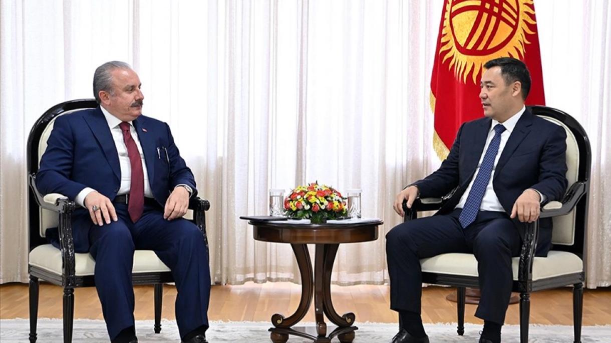 шәнтоп қирғизистан пирезиденти билән көрүшти