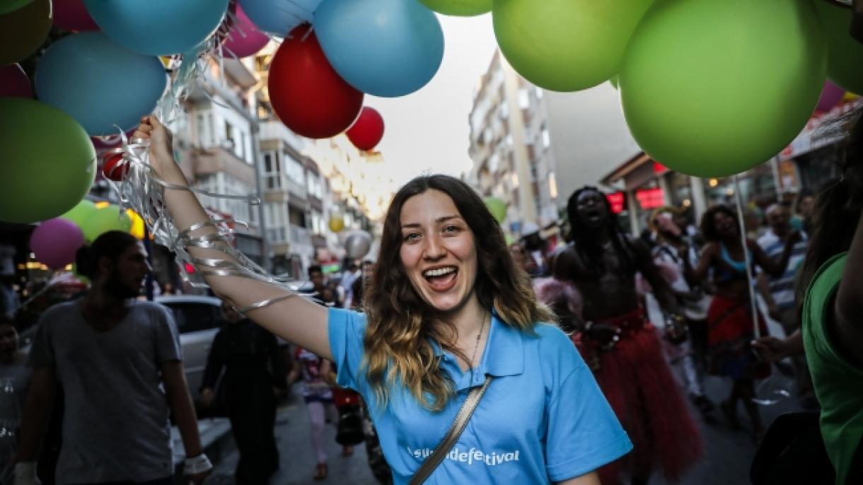 El festival de yogur de medio siglo comenzó con las imágenes coloradas